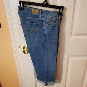 Levis capris Jean blue light wash.